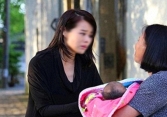 Đến thăm em chồng sinh con, mẹ chồng liền dúi vào tay tôi 100 triệu cùng lời khẩn cầu làm tôi choáng váng đầu óc