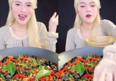TikToker Tóc Vàng Hoe gây tranh cãi vì 'bí content' nên mukbang cả đá cuội nhưng sự thật khiến nhiều người bất ngờ