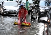 Từ gánh chuối rong giữa dòng nước tại Hà Nội tới sự kiện D-Day, đây là những bức ảnh ấn tượng nhất trên thế giới.