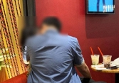 Xôn xao hình ảnh cặp đôi ôm hôn nhau giữa quán cà phê khiến dân mạng tranh cãi: Liệu nơi công cộng thì có thể thoải mái như vậy?