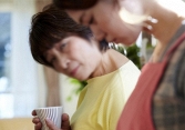 Lương hưu 9 triệu nhưng tháng nào mẹ cũng xin tiền chị dâu, mỗi lần chị đưa bà thì đều liếc mắt nhìn tôi khiến tôi chỉ biết than trời