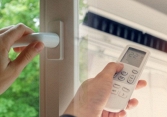 Khi bật điều hòa có nên đóng chặt cửa ra vào và cửa sổ không?
