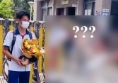 Vừa bước ra khỏi trường thi, nam sinh ngại đỏ mặt vì cách chúc mừng 'kỳ quặc' của mẹ, nhiều người cũng lắc đầu ngao ngán