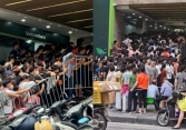 Người dân các tỉnh có mặt từ 4h sáng ở Hà Nội để mua vàng: Tắc nghẽn ngay từ ngoài cửa ngân hàng