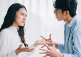 Chồng nói có 1,5 tỷ làm nhà, nhưng vừa xây xong phần móng thì đã nợ đầm đìa, khi chủ nợ đến đòi, anh liền lộ âm mưu đê hèn