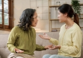 Lương hưu của mẹ 9 triệu/tháng nhưng anh cả đẩy cho chúng tôi chăm sóc, sau 2 tháng chung sống, tôi phải ngả mũ phục bái phục chị dâu