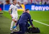 Sao tuyển Anh bị nghi dùng doping khi “tu ừng ực” bịch nước bí ẩn tại Euro 2024, sự thật khiến fan ngã ngửa