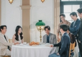 Ngay khi biết số tiền bố trả cho người giúp việc, anh cả yêu cầu họp gia đình khẩn cấp và đòi nghỉ làm đến chăm bố