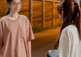 Cô bạn thân giàu có, 'lên hương' khi lấy chồng giám đốc, giờ đây lại đi làm giúp việc: 'Nhà mình còn nợ 20 tỷ nữa'