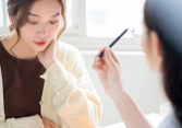 Biết chồng tôi bị tai nạn, sếp đến thăm rồi đưa cho một phong bì dày cộp, lời chị nói khiến tôi rơi nước mắt