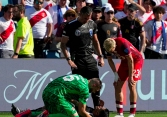 Cực căng: Trọng tài ngất xỉu ở giải mà Messi thi đấu, một thủ môn hoá người hùng 