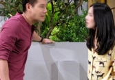Thấy đồng nghiệp vỡ nợ, tôi về nhà truy hỏi vợ về tài sản tích lũy được, ngờ đâu cô ấy mang ra 6 cuốn sổ đỏ