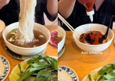 Cô gái nước ngoài trộn bát phở thành hỗn hợp 'khó tả', dân mạng Việt hốt hoảng: 'Giờ thì đã hiểu nỗi đau của người Ý'
