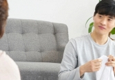 Hãnh diện vì có người yêu xinh đẹp, tôi điếng người khi biết quá khứ của cô ấy qua xấp ảnh cũ do chính mẹ bạn gái đưa