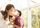 2 năm sống trong nơm nớp lo sợ vì đã bỏ chồng, đến khi mở món quà con trai tặng, tôi như trút được gánh nặng