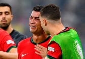 Khoảnh khắc 8 cầu thủ động viên khi Ronaldo khóc, Bồ Đào Nha chưa bao giờ đoàn kết như thế 