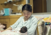 Chỉ vì một quả trứng luộc mà bà nội nhốt cháu gái ngoài cửa, để rồi bị chính đứa cháu trai mình yêu thương tạt cho gáo nước lạnh (P1)