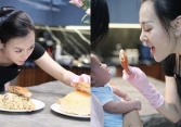 Phương Oanh đang ở cữ vẫn tự tay nấu ăn cho Shark Bình, cặp nhóc tỳ sinh đôi gây chú ý khi xuất hiện trong bếp cùng mẹ