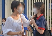 Từ sáng sớm, nhiều phụ huynh Hà Nội đứng ngồi không yên, tương lai của con 'nở hoa' hay 'bế tắc' phụ thuộc vào 1 thông báo của Sở