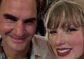 Khung hình cực đỉnh: Taylor Swift tươi rói chụp ảnh cùng huyền thoại quần vợt Roger Federer, vì sao lại có khoảnh khắc ngọt ngào này?