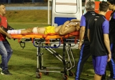 Rúng động bóng đá Brazil, cầu thủ bị bắn trên sân thủng đùi