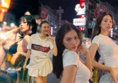 Ninh Dương Lan Ngọc, Tiểu Vy rủ nhau “check-in” ở phố hot nhất Thái Lan, thì ra là theo lời mời của Lisa?