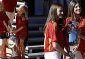 Hai thiên thần nhỏ mê mẩn cup Euro 2012 hoá nàng 'công chúa đẹp nhất châu Âu' sau 12 năm