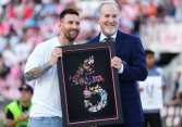 Messi được vinh danh là cầu thủ có nhiều danh hiệu nhất lịch sử bóng đá, khoảnh khắc 45 cậu bé cầm 45 danh hiệu của Messi gây sốt MXH