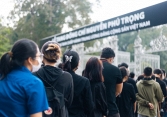 Dòng người đội mưa vào viếng Tổng Bí thư Nguyễn Phú Trọng tại Hội trường Thống Nhất