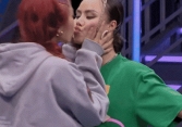 Hai sao nữ hôn nhau trên sóng truyền hình gây sốc