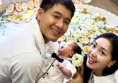 Vợ chồng Hà Đức Chinh - Mai Hà Trang chính thức khoe diện mạo con trai mới sinh, nhan sắc nàng WAG xinh nhất làng bóng đá gây chú ý
