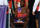 Ngôi sao điền kinh Olympic mắc Covid vẫn chạy băng băng, giành huy chương xong liền ngã gục, phải ngồi xe lăn rời sân