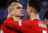 Pepe giải nghệ, Ronaldo xúc động không thành lời: Khoảnh khắc người đàn ông 41 tuổi tựa vai CR7 òa khóc như đứa trẻ chỉ còn là kỷ niệm