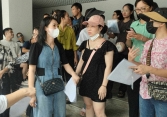 Hàng trăm phụ huynh Hà Nội vẫn chờ đợi ở trường Tiểu học Tây Mỗ 3: 'Vợ chồng tôi mong ngóng từng ngày, hy vọng con được học gần nhà”