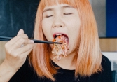 Ăn gì không quan trọng nhưng lúc ăn làm 4 việc này chất độc, vi nhựa, chất hóa dẻo thi nhau trôi tuột vào bụng
