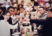 Chi phí ngất ngưởng khi đãi tiệc bạn bè và bài học về lòng ham hư vinh
