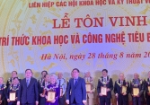 PGS.TS. AHLĐ Nguyễn Thị Trâm  và TS. Vũ Bích Hậu được vinh danh tại Lễ tôn vinh trí thức khoa học và công nghệ tiêu biểu lần thứ 5