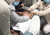 Thấy bé gái có biểu hiện lạ sau nửa tháng tắm thác nước, bố mẹ cho nhập viện thì phát hiện thứ đáng sợ trong mũi con
