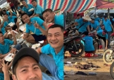 Hơn 100 thợ sửa xe không quản đường xa đến hỗ trợ bà con vùng lũ: Những con người bình dị với trái tim lớn