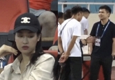 Thần thái của chủ tịch CLB Hà Nội ở sân bóng, khác hẳn lúc ở nhà với hoa hậu Đỗ Mỹ Linh