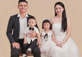  “Cầu thủ nghèo nhất Việt Nam” đổi đời sau bước ngoặt U23 Thường Châu, khoe ảnh với vợ đẹp con ngoan, xây biệt thự, sắm xe sang