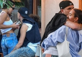 'Tóm dính' con trai Beckham tình tứ cùng bạn gái mới giữa phố, danh tính cô nàng gây chú ý
