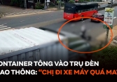 Kinh hoàng xe container tông trụ đèn giao thông gãy xuống đường, xem camera ai cũng thốt lên: “Chị đi xe máy quá may!”
