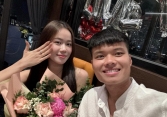 Ngôi sao U23 Việt Nam cầu hôn lãng mạn hotgirl ngân hàng, hé lộ cái kết sau 3 năm hẹn hò