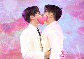 2 sao nam hot hàng đầu showbiz bất ngờ hôn nhau trên sân khấu