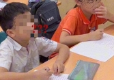 Bức ảnh hai học sinh ngồi học trông rất bình thường, nhìn sang 1 thứ trên mặt nam sinh, dân tình cười rũ rượi: Cô cao tay thật!