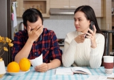 Nhường chồng quản lý tiền bạc, chưa được một tháng, anh đã chuyển lại 5 triệu, méo mặt than không còn tiền mua dao cạo râu