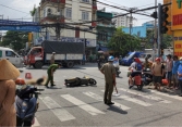 Người mẹ chở con gái đi học về bị xe bồn cán tử vong ở TP.HCM: Chồng nạn nhân khóc nấc tại hiện trường 