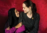 Chiếc vòng mang hy vọng của Angelina Jolie