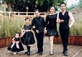 Khánh Thi dính nghi vấn mang bầu lần 4, 'hint' đến từ bộ ảnh xịn xò cùng Phan Hiển và các con theo phong cách BLACKPINK?